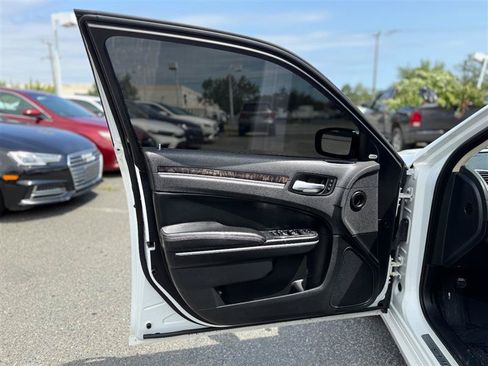 Used 2019 Chrysler 300 Limited AWD/4WD image 16