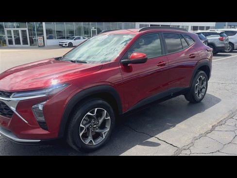 Used 2024 Chevrolet Trax LT w/ Driver Confidence Package FWD image 4