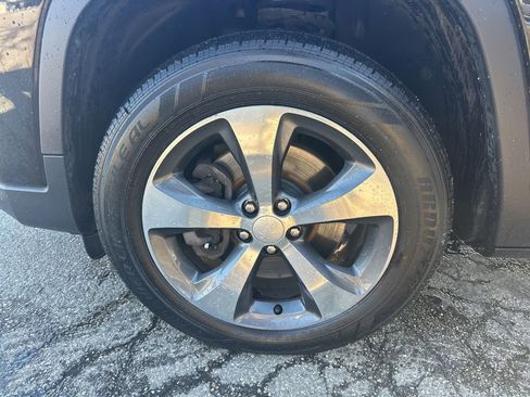 Used 2019 Jeep Cherokee Limited image 33