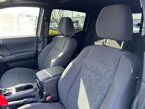 Used 2016 Toyota Tacoma TRD Sport image 12