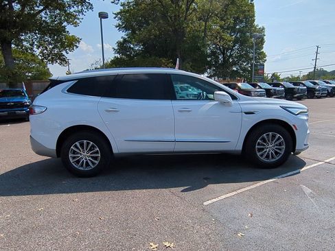 Used 2023 Buick Enclave Essence image 9