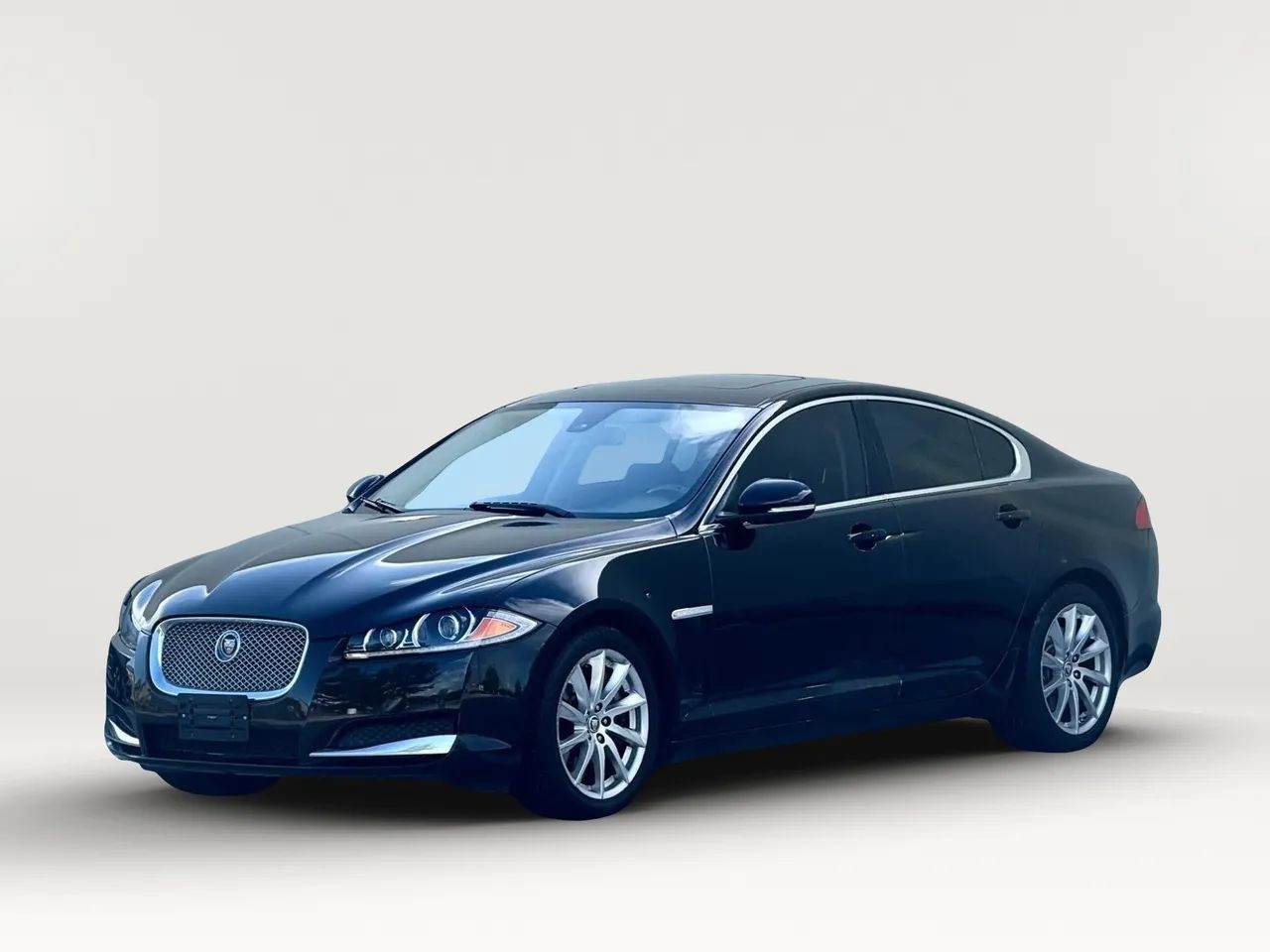 Used 2012 Jaguar XF RWD image 4