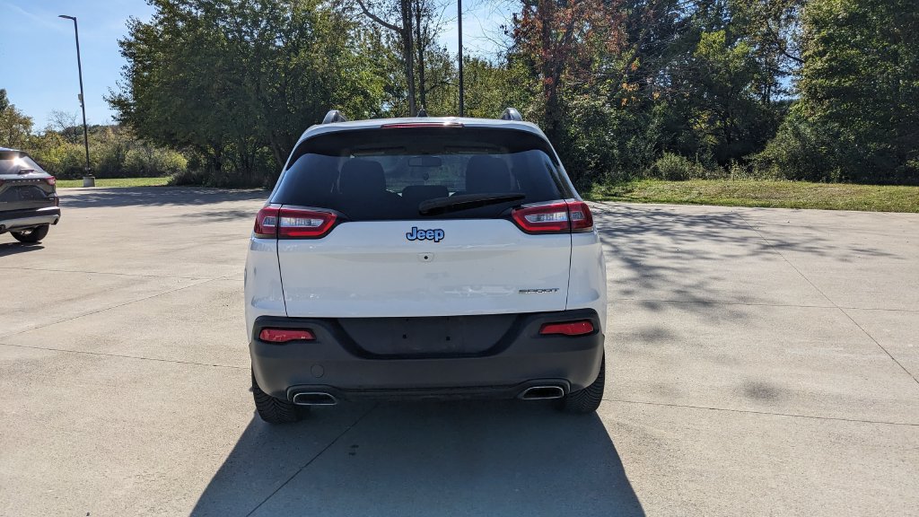 Used 2016 Jeep Cherokee Sport FWD image 4
