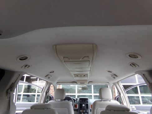 Used 2008 Chrysler Town & Country Touring FWD image 31