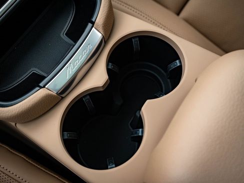 Certified 2025 Porsche Macan image 35