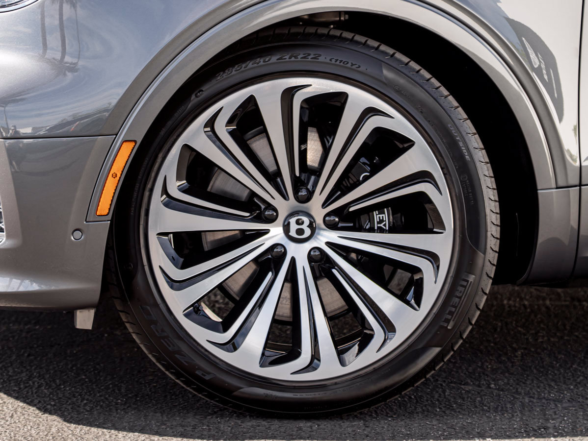 Used 2026 Bentley Bentayga AWD/4WD image 14