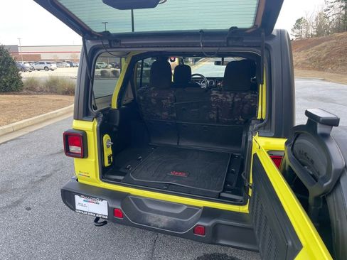 Used 2022 Jeep Wrangler Unlimited Sahara w/ Cold Weather Group image 20