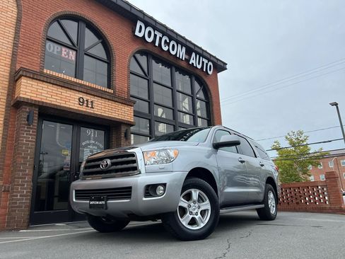 Used 2008 Toyota Sequoia SR5 w/ Moonroof & Roof Rack Pkg AWD/4WD image 3