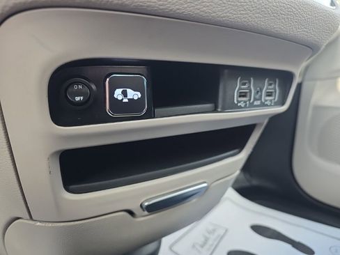 Used 2024 Chrysler Pacifica Touring-L FWD image 23
