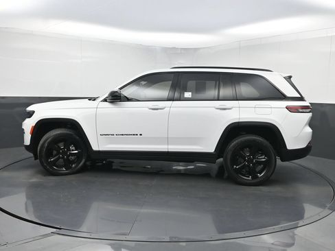 Used 2023 Jeep Grand Cherokee Altitude RWD image 43