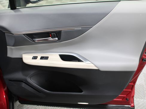 Used 2021 Toyota Venza Limited image 29