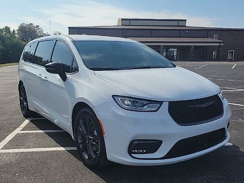 New 2026 Chrysler Pacifica Select image 1