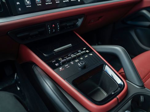 Certified 2025 Porsche Cayenne Coupe image 15