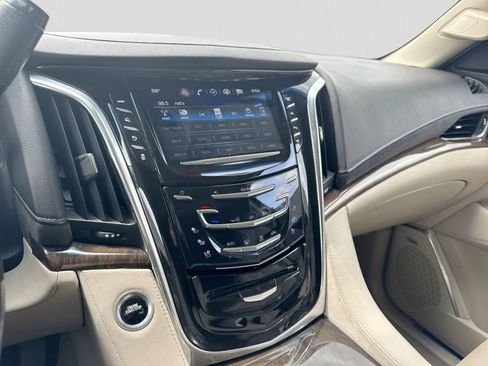 Used 2018 Cadillac Escalade ESV Premium Luxury AWD/4WD image 36