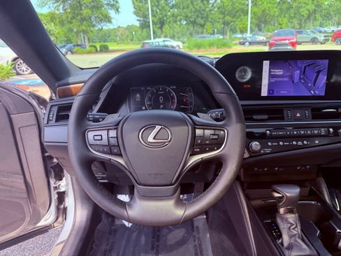 Used 2023 Lexus ES 350 w/ Premium Package FWD image 17