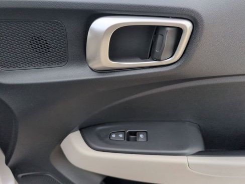 Used 2025 Hyundai Venue SEL FWD image 33