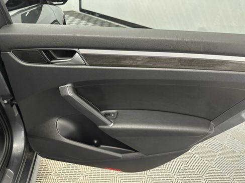 Used 2018 Volkswagen Passat 2.0T SE FWD image 17