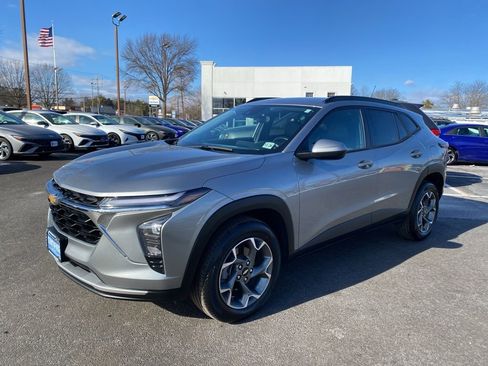 Certified 2024 Chevrolet Trax LT w/ LT Convenience Package image 2