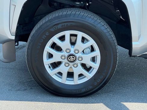 Used 2024 Toyota Tacoma SR5 w/ SR5 Upgrade Package AWD/4WD image 14