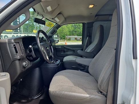 Used 2018 Chevrolet Express 2500 w/ Driver Convenience Package RWD image 10