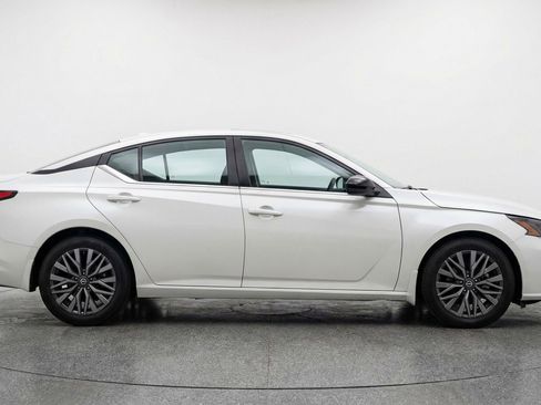 Used 2025 Nissan Altima 2.5 SV image 11