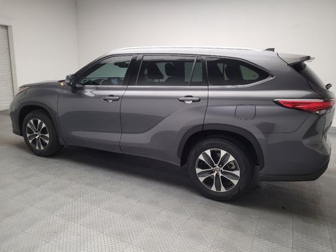Used 2020 Toyota Highlander XLE FWD image 3