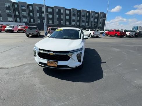 Used 2024 Chevrolet Trax LT w/ LT Convenience Package FWD image 3