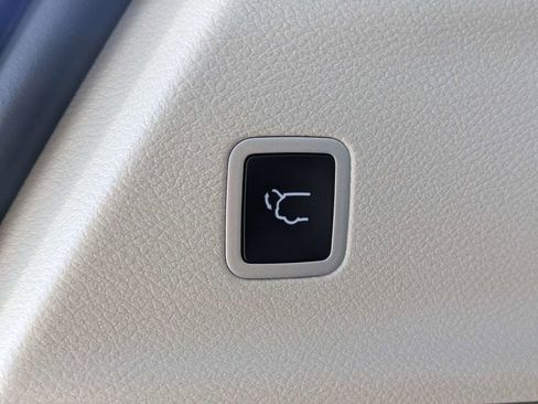 Used 2024 Chrysler Pacifica Touring-L FWD image 13