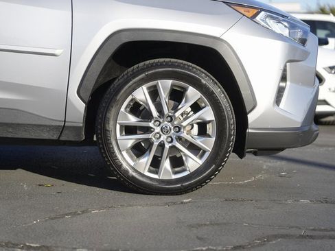 Used 2020 Toyota RAV4 XLE Premium image 4