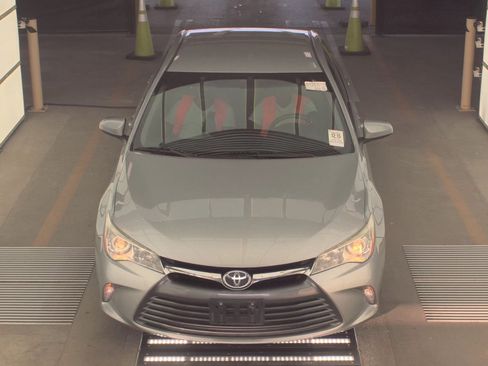 Used 2016 Toyota Camry LE FWD image 2