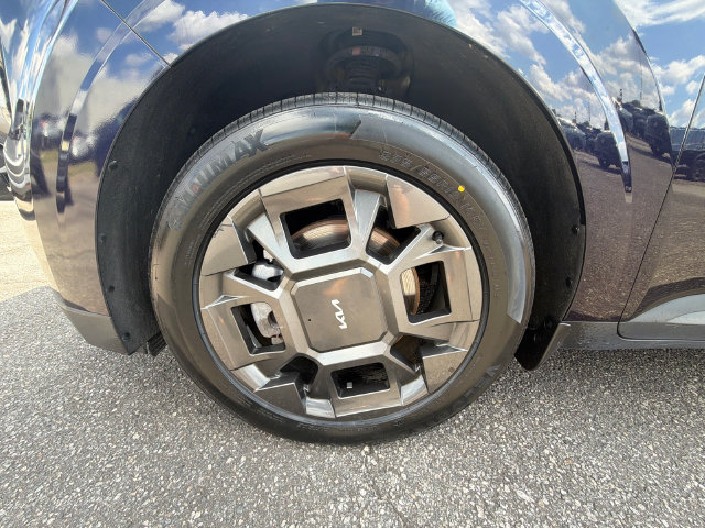 Used 2025 Kia Carnival EX FWD image 11