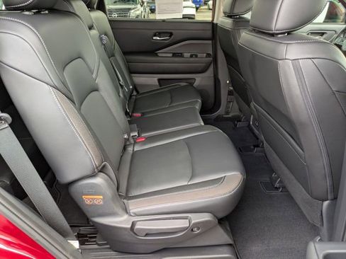 Used 2023 Nissan Pathfinder SL w/ Black Appearance Package image 32