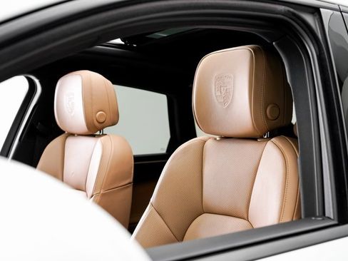 Used 2025 Porsche Macan image 10