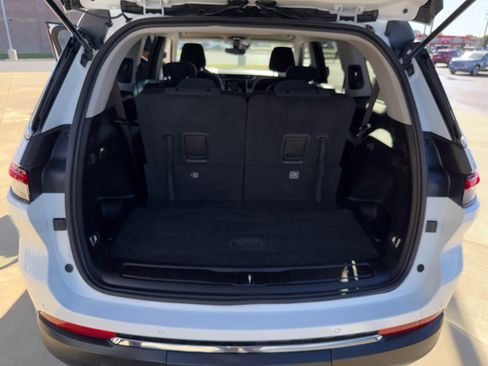 Used 2023 Jeep Grand Cherokee L Laredo image 12