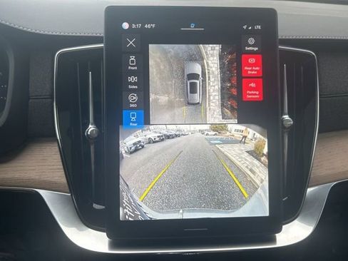 Used 2025 Volvo XC90 B6 Plus image 24