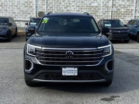 Used 2025 Volkswagen Atlas SE image 2