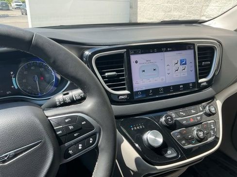 Used 2023 Chrysler Pacifica Touring-L FWD image 21