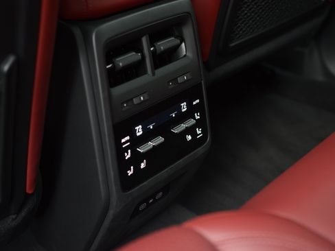 Certified 2025 Porsche Macan 4S Electric AWD/4WD image 31