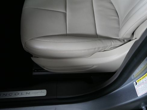 Used 2023 Lincoln Corsair AWD w/ Equipment Group 101A image 20