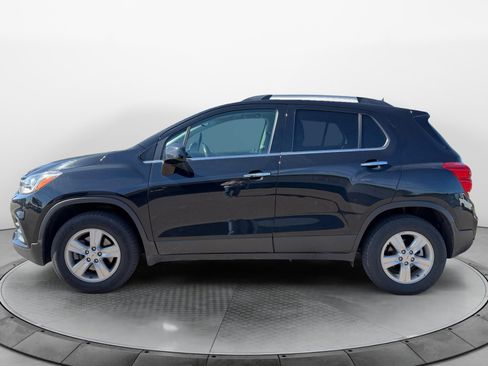 Used 2020 Chevrolet Trax LT w/ LT Convenience Package AWD/4WD image 2