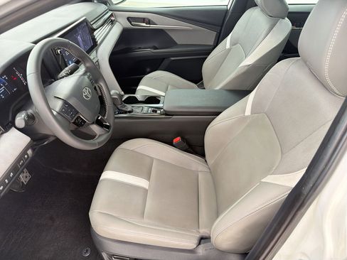 Used 2025 Toyota Camry SE FWD image 5