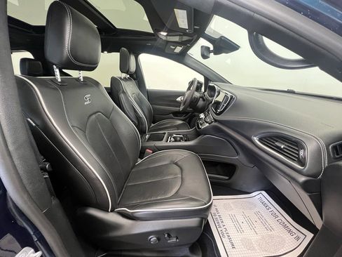 Used 2025 Chrysler Pacifica Limited image 11