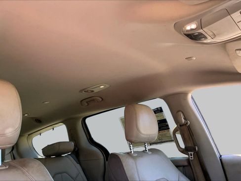 Used 2017 Chrysler Pacifica Touring-L FWD image 12