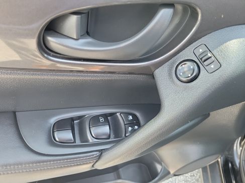 Used 2020 Nissan Rogue S FWD image 21