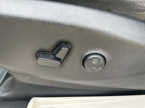 Used 2020 Chrysler Pacifica Touring-L image 18