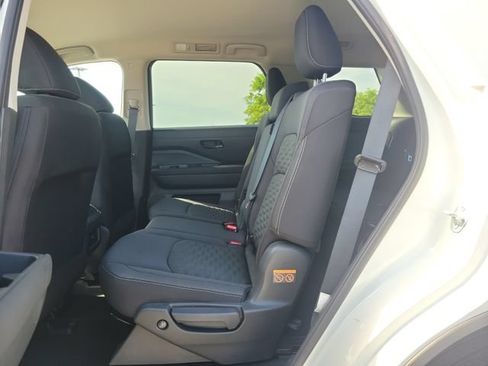 Used 2025 Nissan Pathfinder S FWD image 10