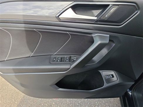 Used 2022 Volkswagen Tiguan SE image 13