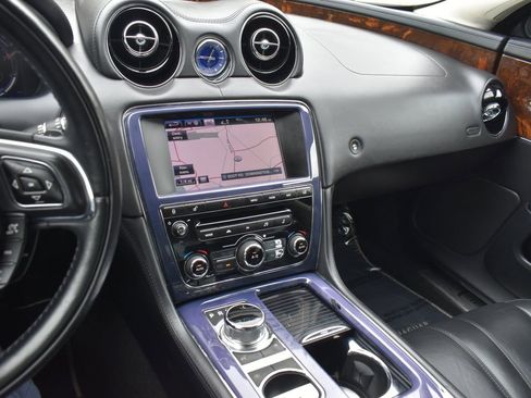 Used 2013 Jaguar XJ image 28