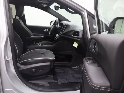 New 2026 Chrysler Pacifica Limited w/ S Appearance Package FWD image 14