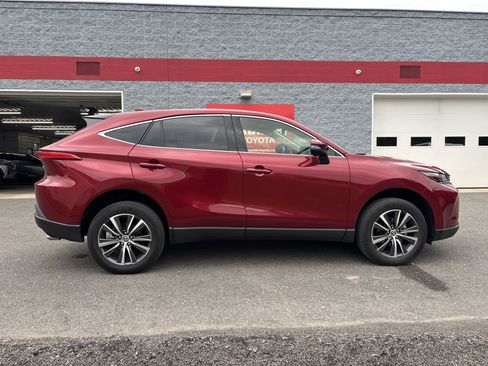 Used 2022 Toyota Venza LE image 2